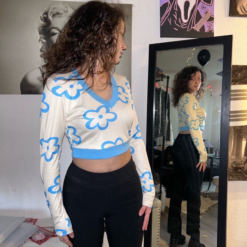 Flower long sleeve crop top. Size M